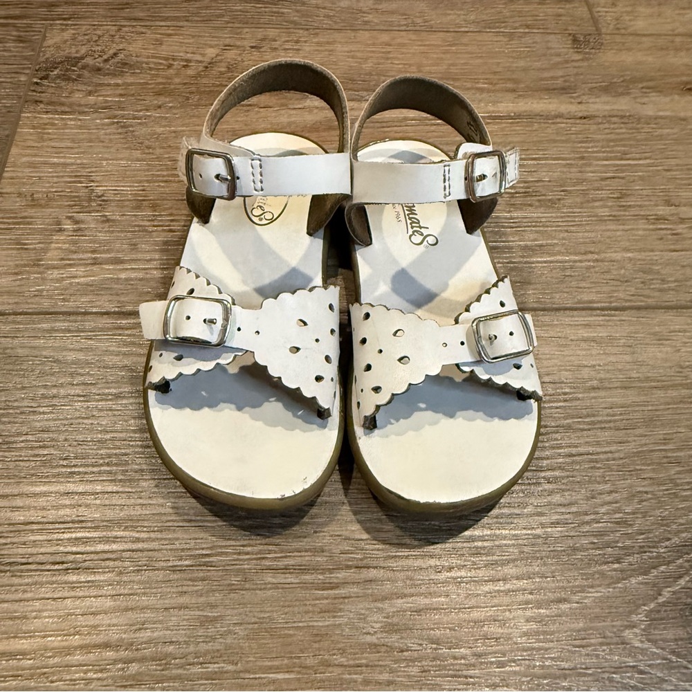 FootMates White Girls Scalloped Strap Sandals